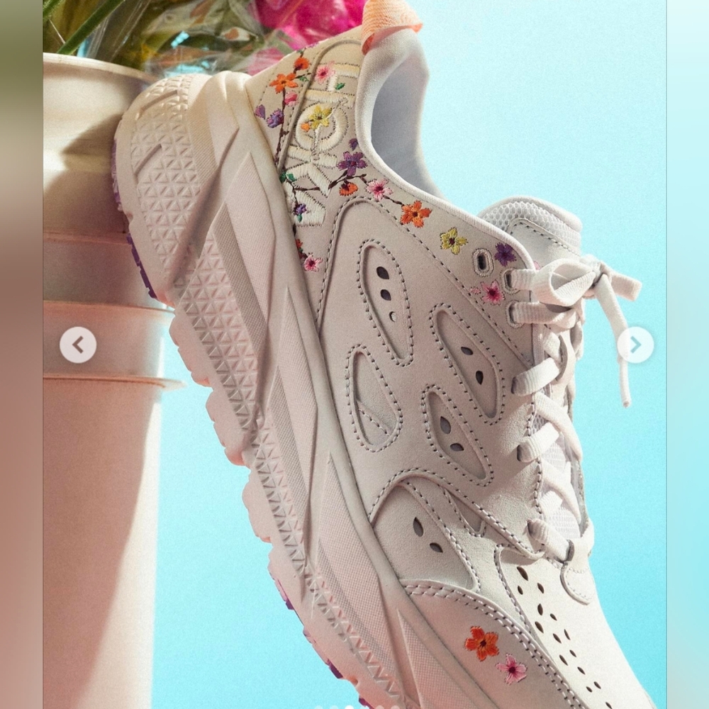 HOKA Vibrant Bloom Bondi L All Gender Sneakers (W -7, M-6)
